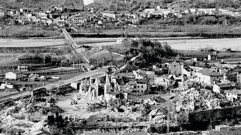 Nel paese emblematico del terremoto. Venzone, il villaggio che rifiutò di soccombere, simbolo di orgoglio per un Friuli colpito. 2