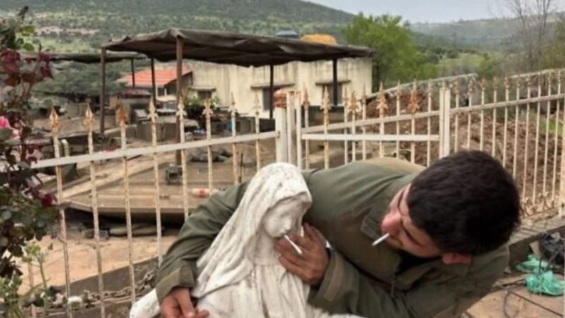 Nuova immagine controversa, un militare dell'IDF infila una sigaretta nella bocca della statua della Madonna. 2