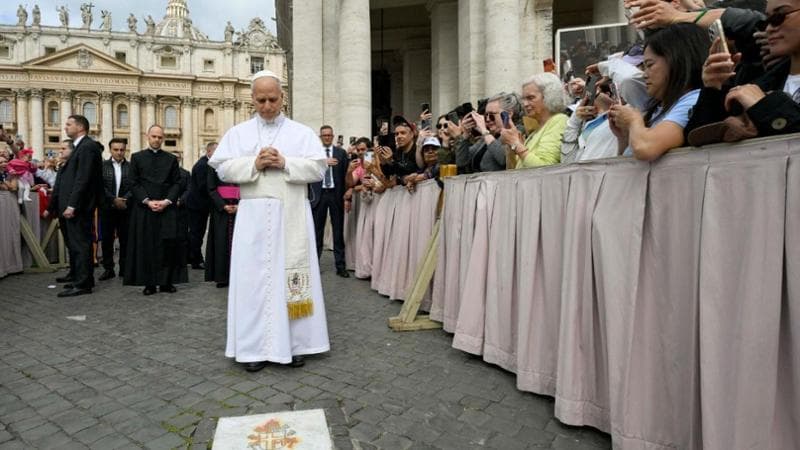 Papa Leone si raccoglie in preghiera nel luogo dell'attentato a Giovanni Paolo II avvenuto 45 anni fa. 2