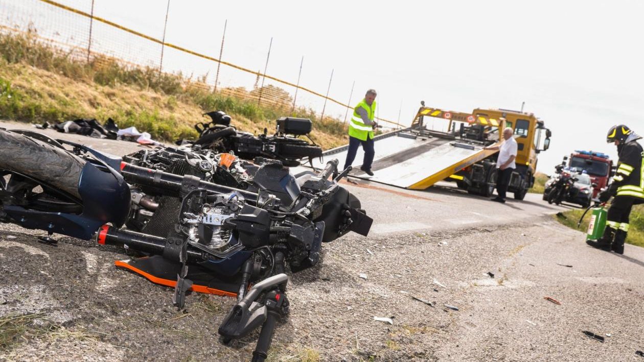 Perde la vita in moto mentre si dirige a vedere il figlio giocare. 1