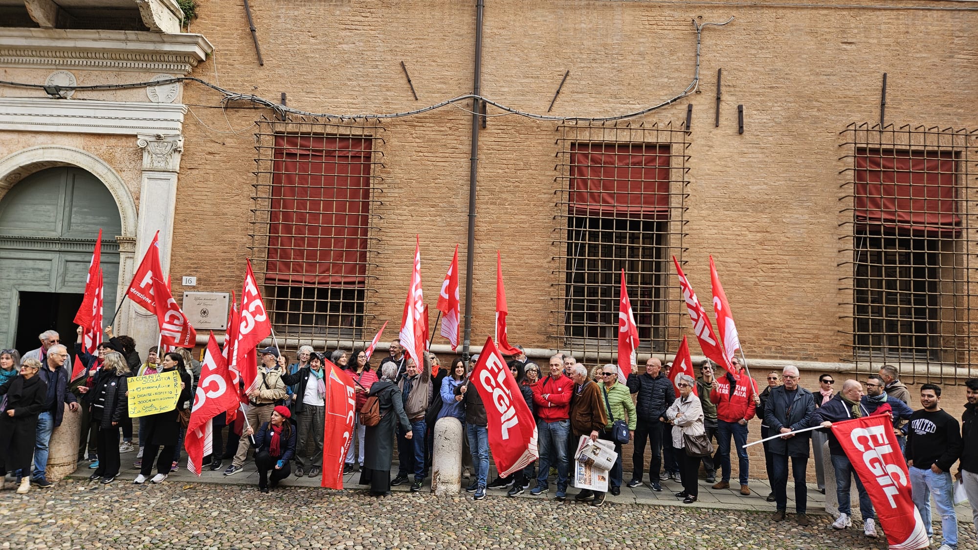 Protesta contro l'aumento dei costi per la scuola: a Ferrara a rischio 60 insegnanti 1