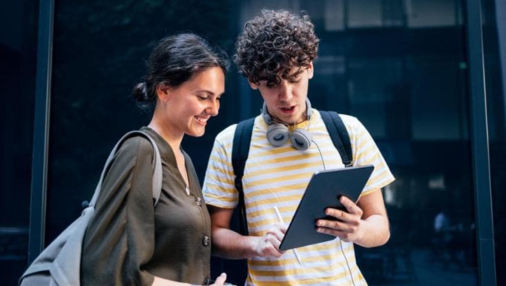 Quando l'apprendimento si sposta su dispositivi mobili, la tecnologia trascende il suo ruolo di semplice strumento. 2