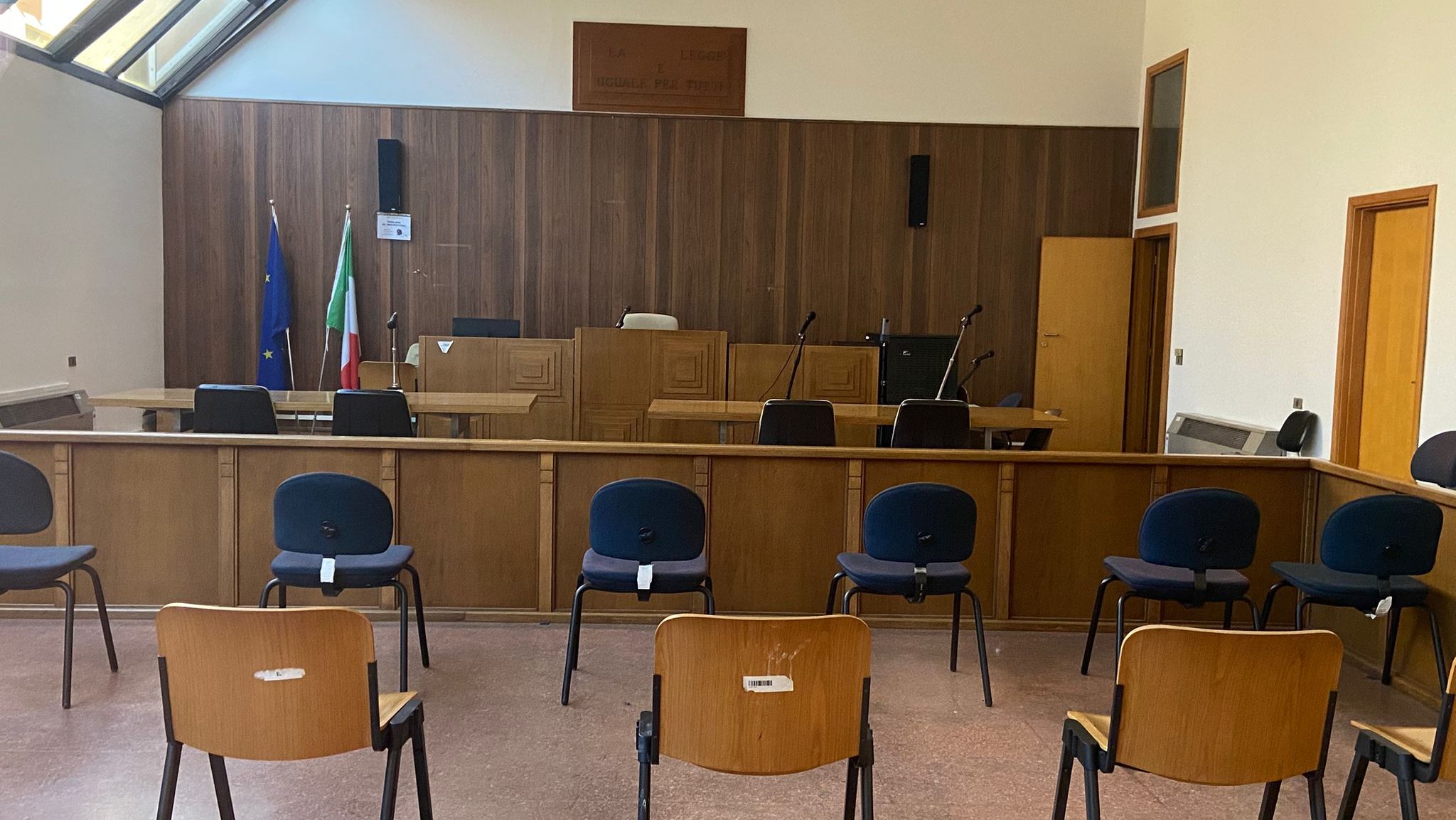 "Quattro persone a processo per diffamazione nei confronti dell'avvocato di Ferrara, accusate di averlo offeso con termini come 'pagliaccio' e 'omuncolo'" 1
