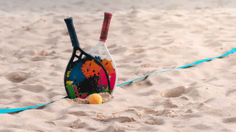 Racchettoni in spiaggia, la Cassazione: riconosciuto il diritto al risarcimento per un bagnante colpito dalla pallina. 2