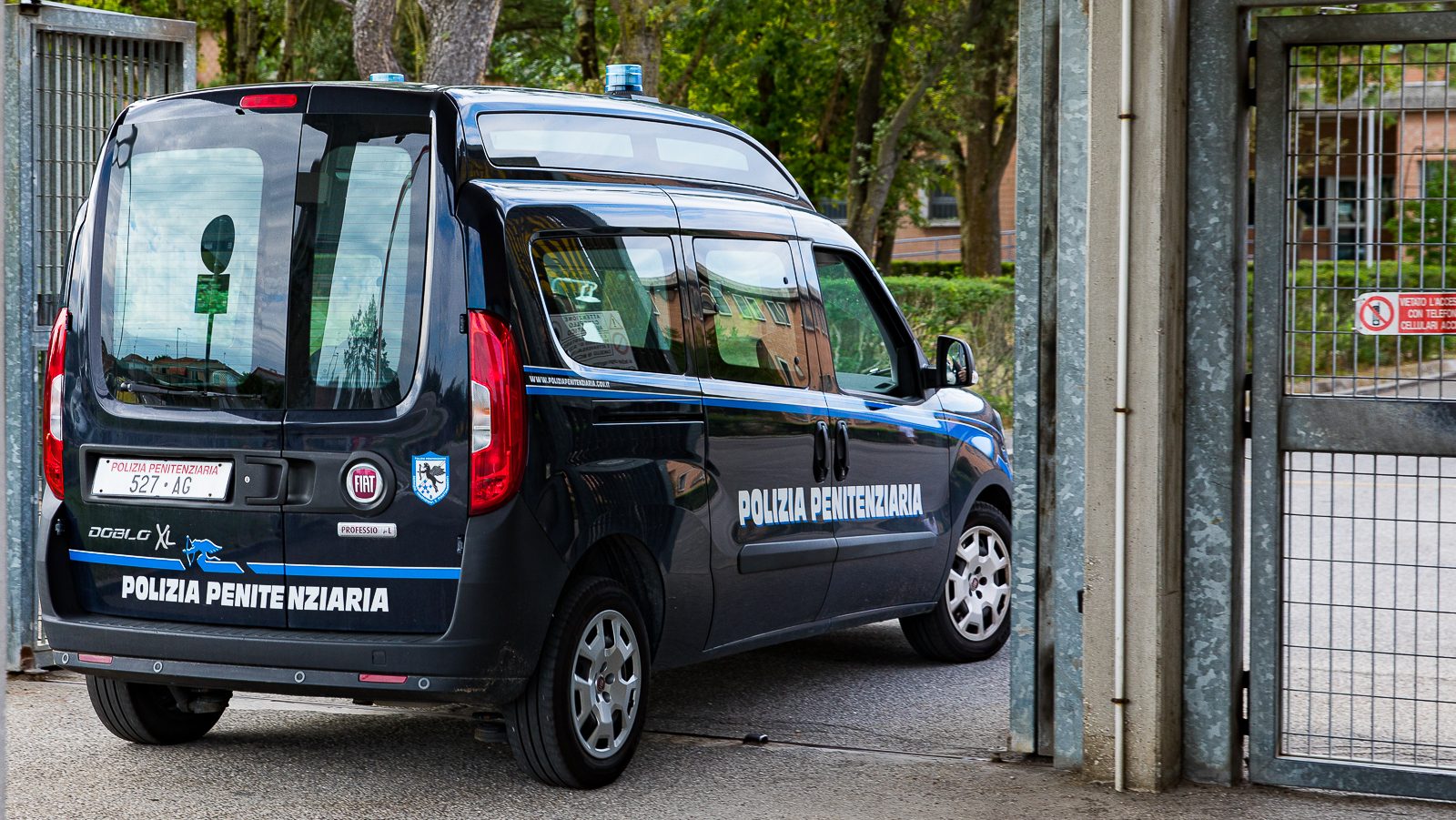 Scoperta droga nascosta nelle cuciture dei jeans. Condanne per il traffico di stupefacenti all’Arginone. 1