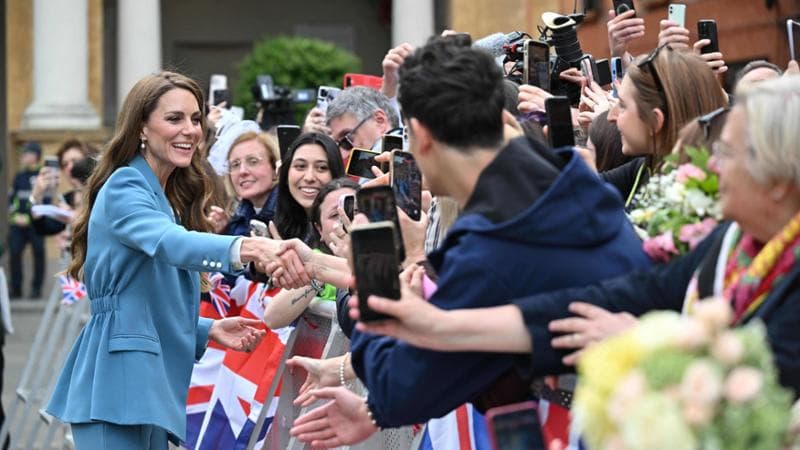 Selfie, abbracci e sorrisi: la principessa Kate affascina Reggio Emilia la rossa. 2