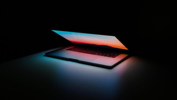 Senza un computer portatile aperto, non si ha alcuna identità. 2