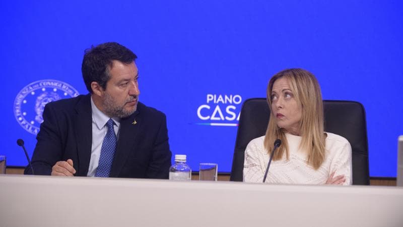 Sondaggi politici, il centrodestra perde terreno mentre il campo largo guadagna consensi. Solo 5 punti separano FdI e Pd. 2