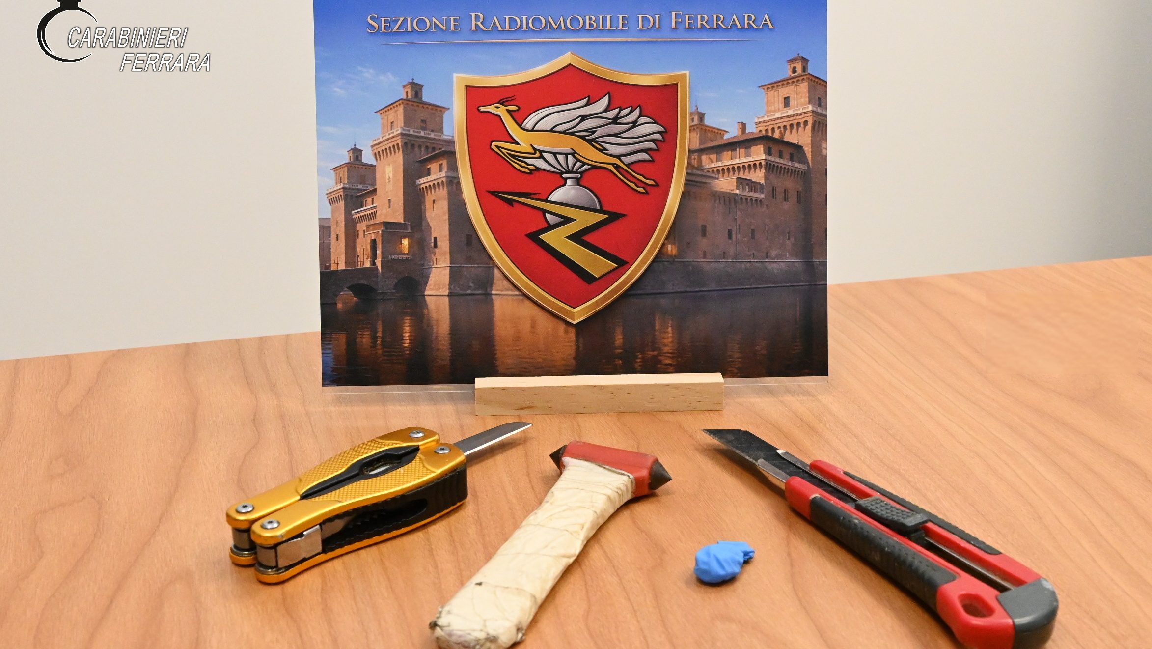 Sottrae una borsa e poi la riporta indietro: “Sono affetto da cleptomania”. Tuttavia, nel suo zaino sono stati trovati strumenti per scassinare. 1