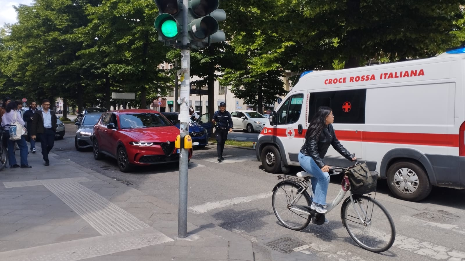 Sportello aperto improvvisamente, ciclista urta un'auto in movimento. 1