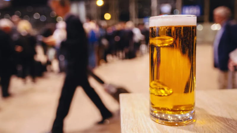 "Stop alle birre mattutine in aeroporto, troppi voli dirottati": il direttore di Ryanair sorprende gli inglesi. 3