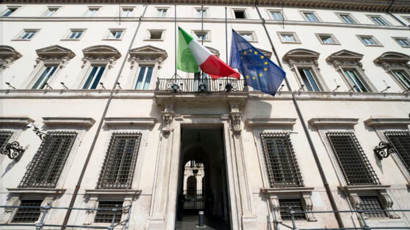 Tre stendardi a Palazzo Chigi in stile Quirinale? In arrivo un ulteriore vessillo, operai al lavoro. 2