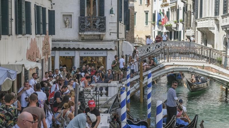 Turisti senza restrizioni e maree, il monito di Venezia: “La città è in pericolo” 2