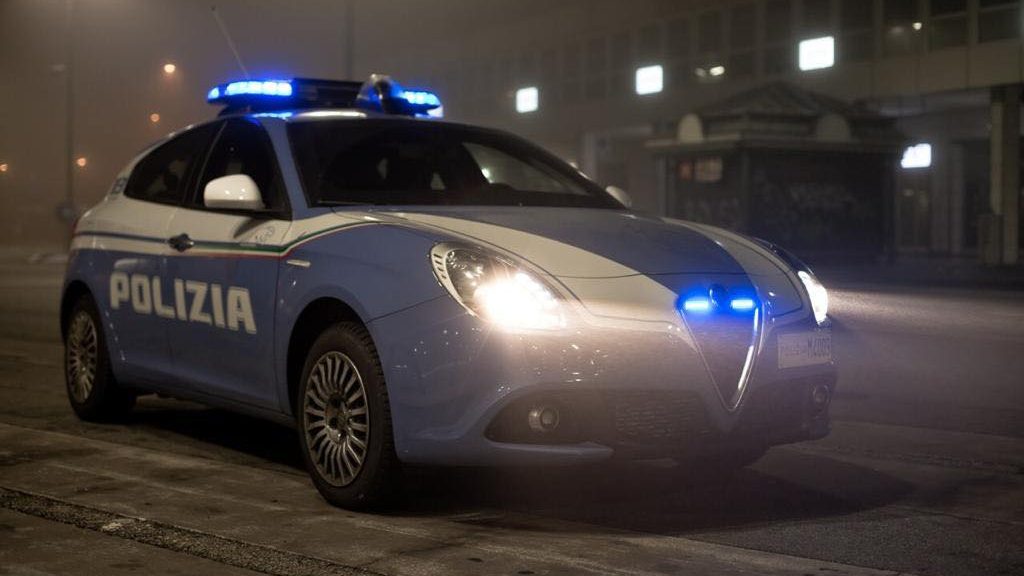 Un giovane di 20 anni coinvolto in un incidente motociclistico contro un'auto parcheggiata, trasportato a Cona. 1
