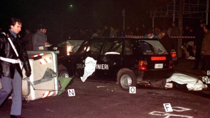 Una bianca, i segreti dietro la scia di sangue. Tuttavia, la verità non potrà mai provenire dai reduci. 2