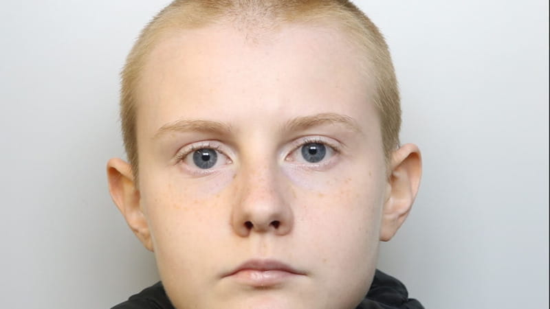 Una giovane britannica di 19 anni, affiliata a ideologie neonaziste, condannata a 15 anni per aver tentato di decapitare un uomo curdo con un’ascia. 2
