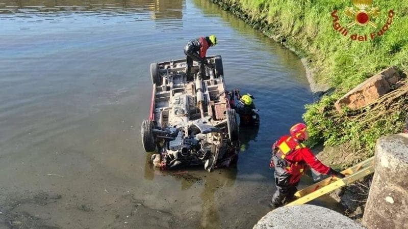 Venezia, un minivan con nove occupanti si ribalta nel canale: tre vittime. 2