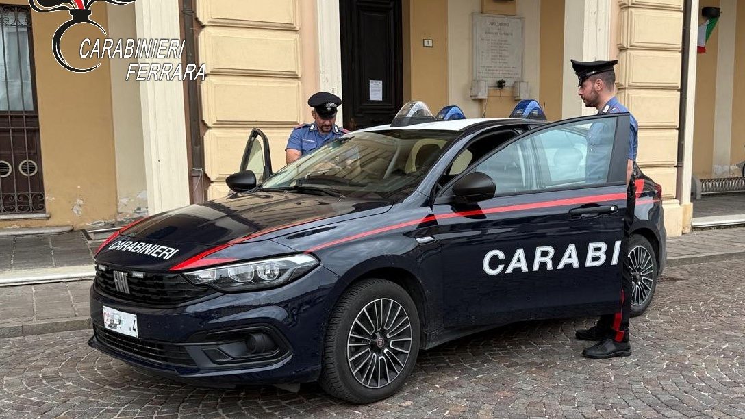Aggredisce i carabinieri durante un'ispezione: fermato con un coltello nascosto nella tasca 1