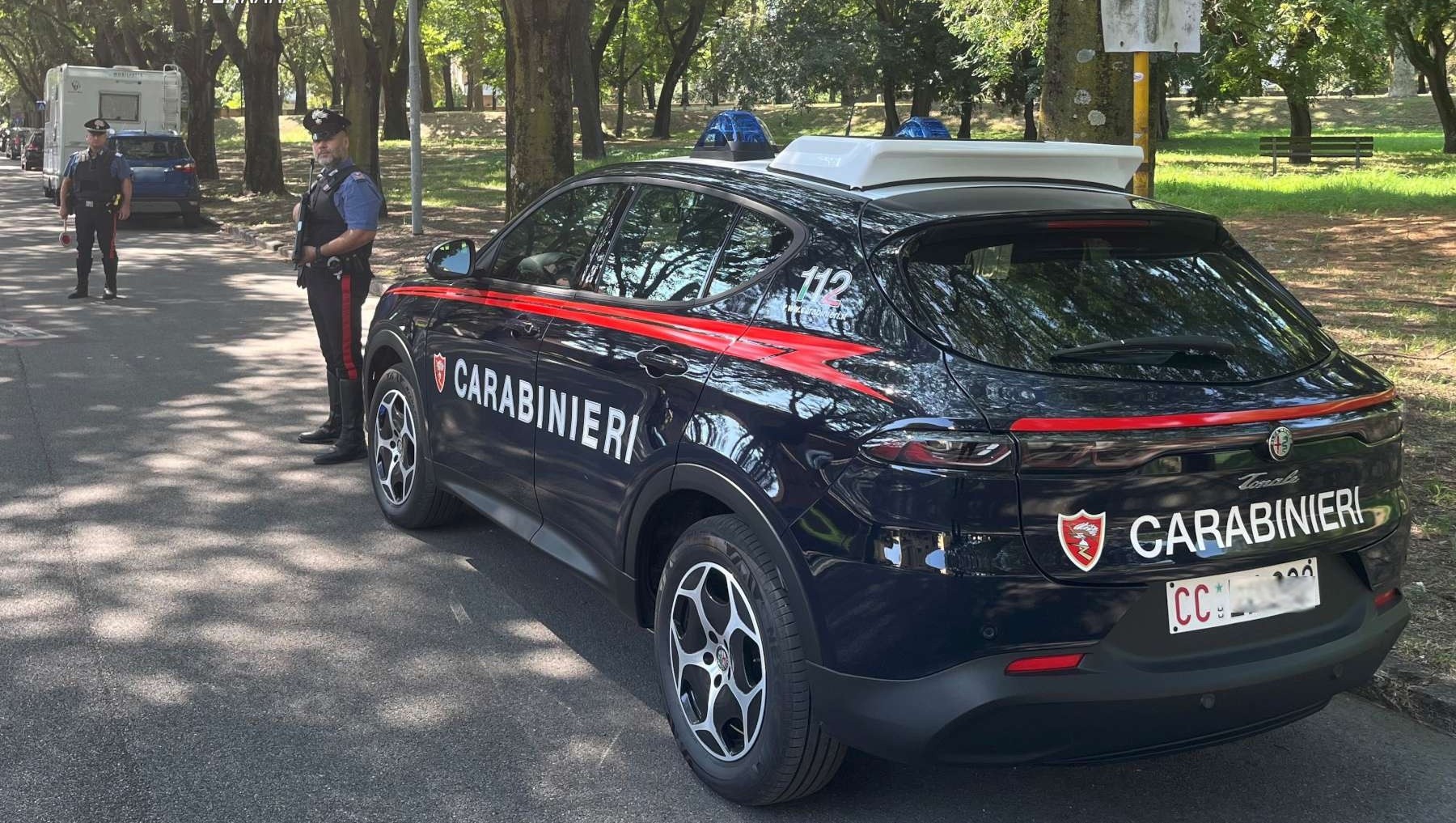 Aggredisce i Carabinieri, la fuga si conclude nell'androne di un palazzo. 1
