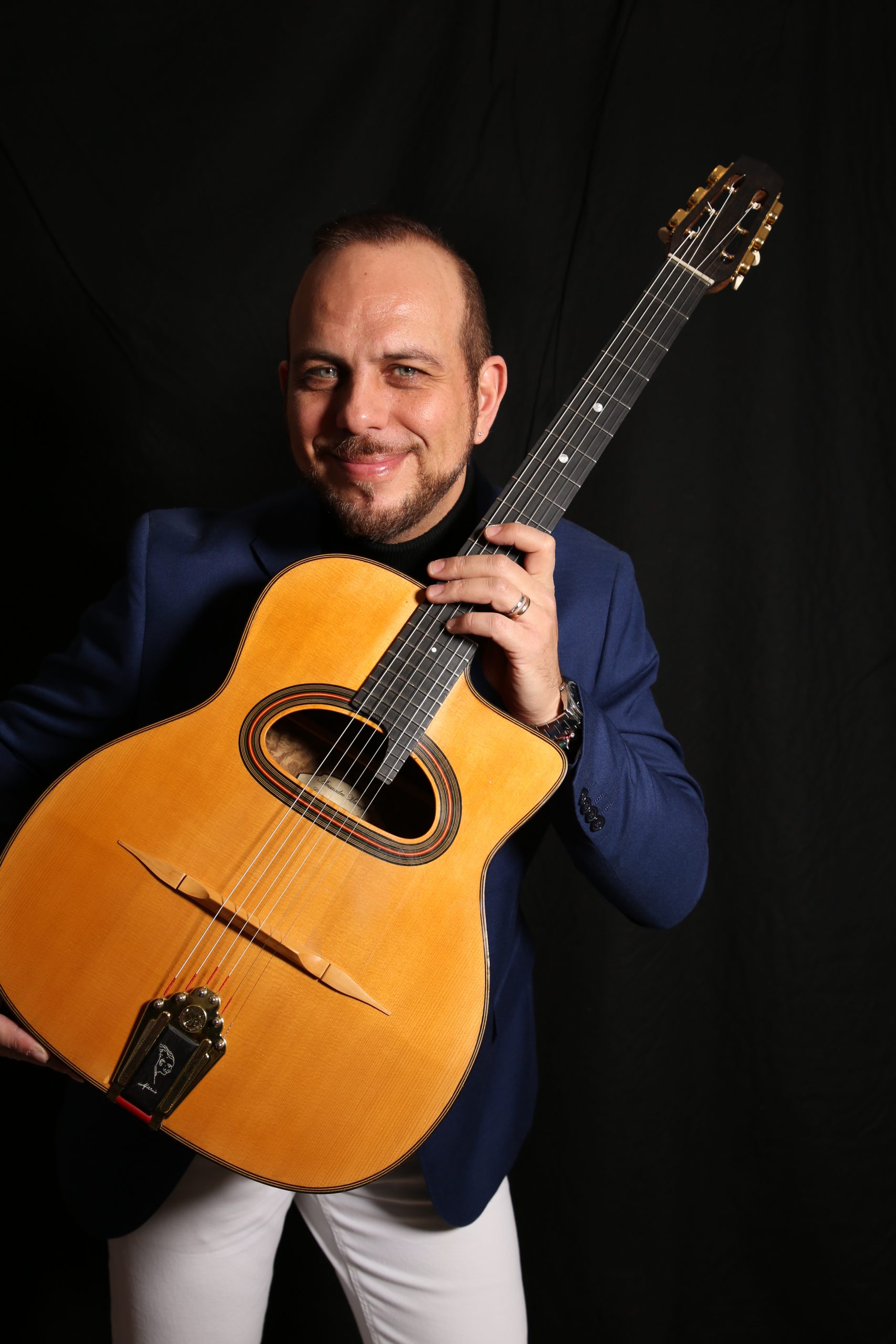 Chitarra gitana al Molo Wunderkammer: una serata di swing manouche e sostegno sociale. 1