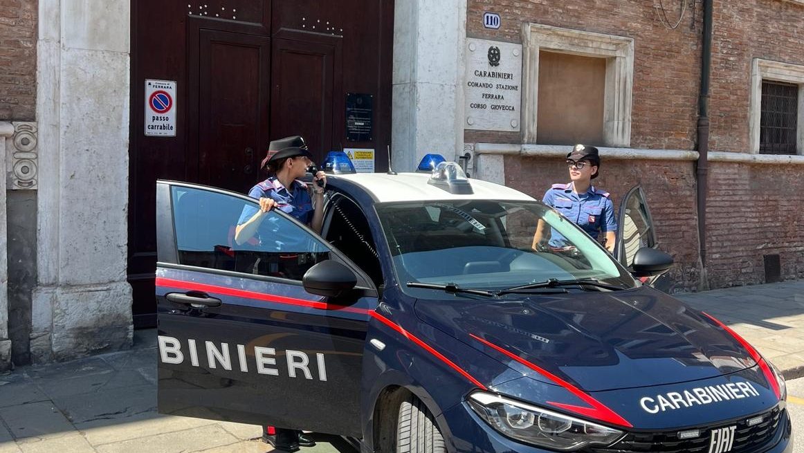 Colpisce il portone della caserma con calci per tentare di sfondarlo. Nella tasca aveva una dose di cocaina. 1