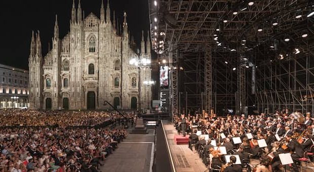 Concerto per Milano 2026: la Filarmonica della Scala si esibisce in Piazza Duomo sotto la direzione di Chailly, con la partecipazione di Hayato Sumino. 1