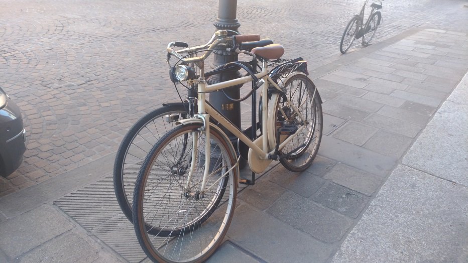 Condannato per aver minacciato un uomo con un'accetta all'interno di un negozio. 1