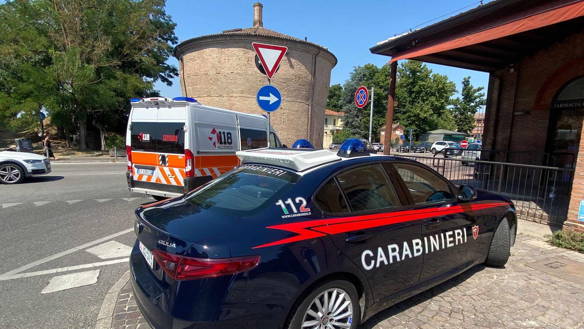Contesa per la coda in farmacia: colpisce con una testata e fugge. 1