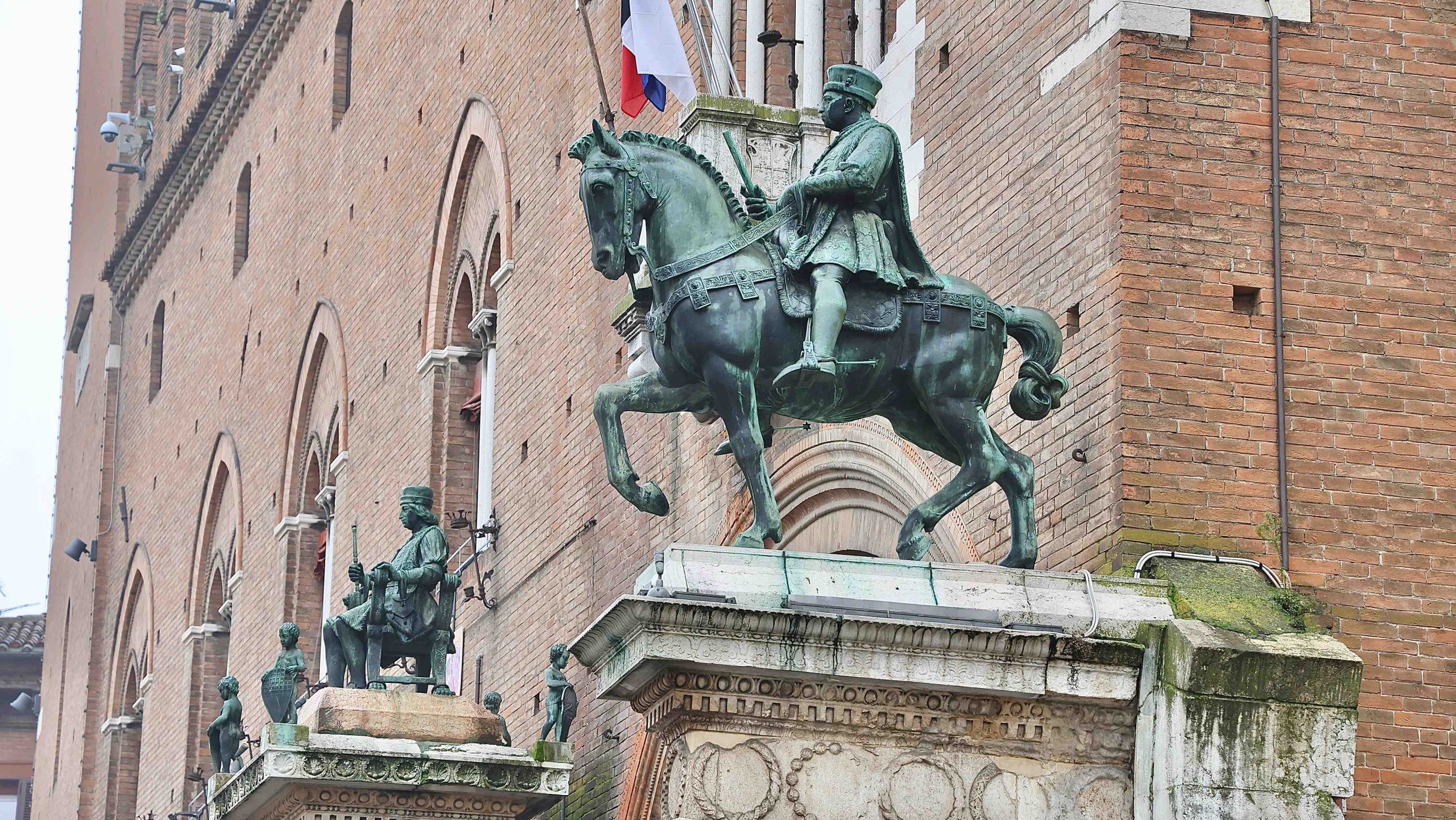 Fratelli d’Italia e Gioventù Nazionale manifestano a Ferrara con un flash mob in riferimento agli eventi di Belfast. 1