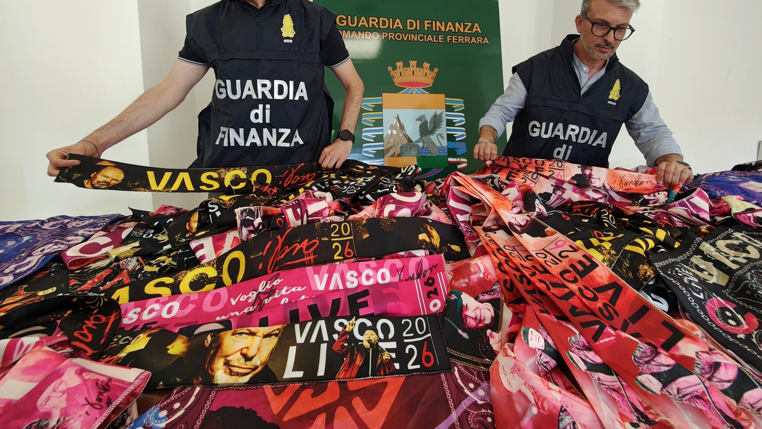 Guardia di Finanza al concerto di Vasco: sequestrati 600 prodotti falsificati e individuati cinque lavoratori irregolari. 1