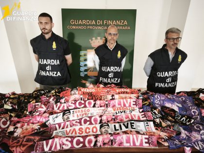 Guardia di Finanza al concerto di Vasco: sequestrati 600 prodotti falsificati e individuati cinque lavoratori irregolari. 2