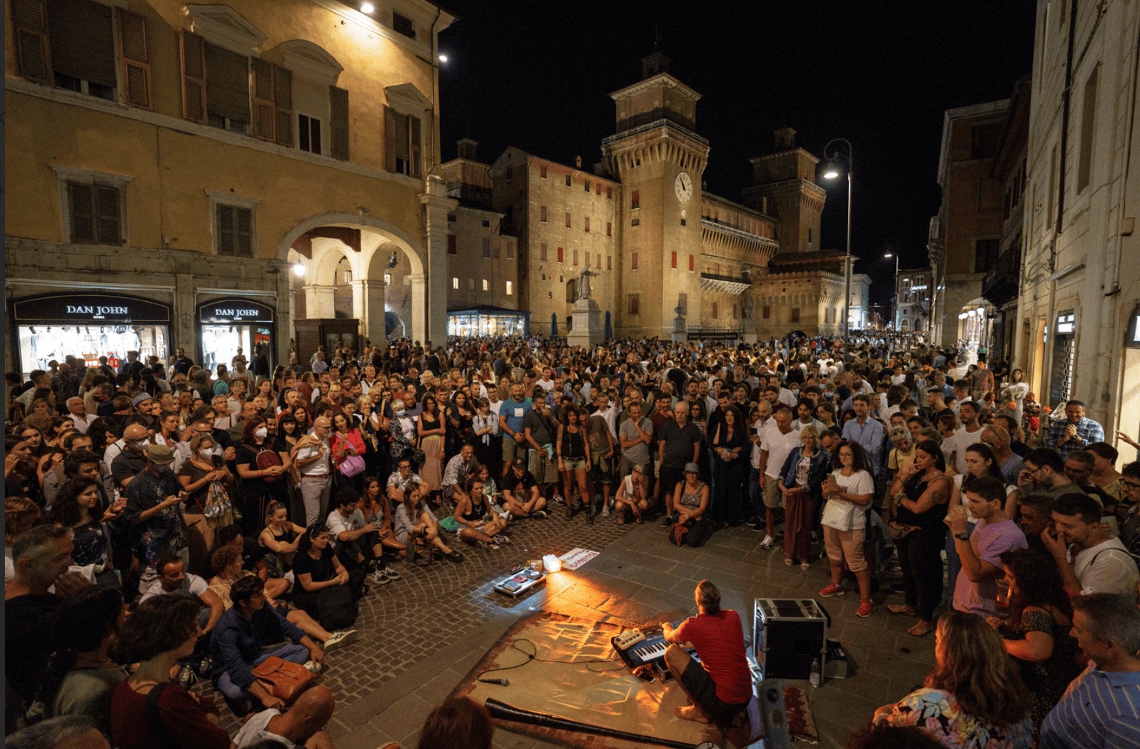 I musicisti di strada in visita all'outlet 1