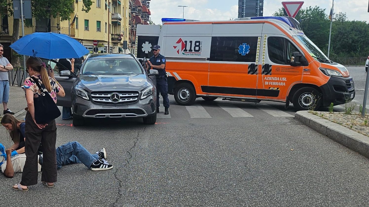 Incidente tra un veicolo e un rider alla rotonda Darsena-Isonzo, un giovane rimane ferito 1