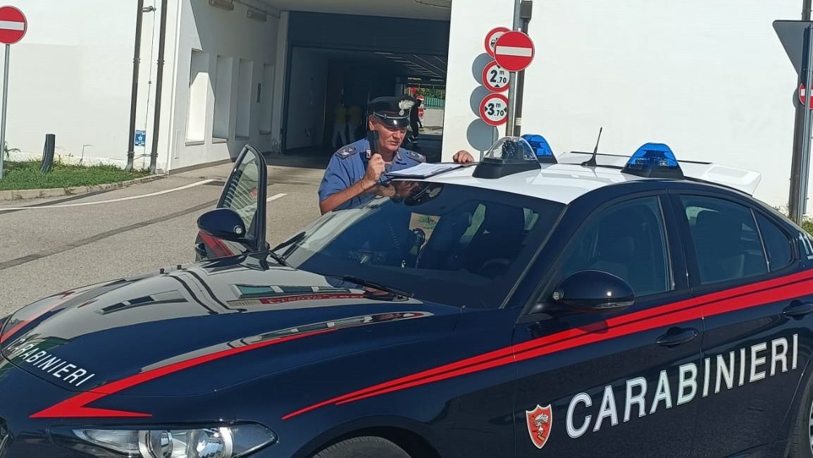 Minaccia di lanciarsi dal balcone e provoca disordini in ospedale. 1