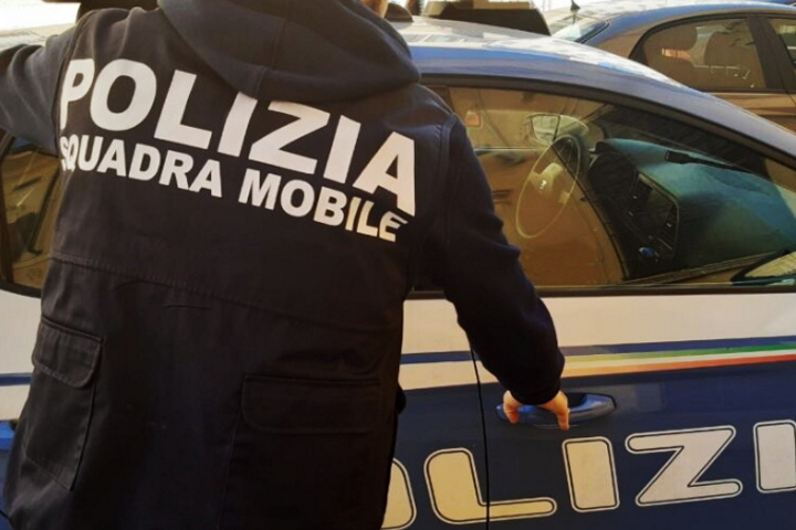 Rissa all'esterno di un bar nel centro, il Questore emette tre provvedimenti di divieto di accesso. 1