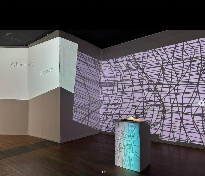"Tramas": presso la Galleria del Carbone, l'opera di Mery Godigna Collet esplora il rapporto tra memoria, linguaggio e innovazione tecnologica. 1