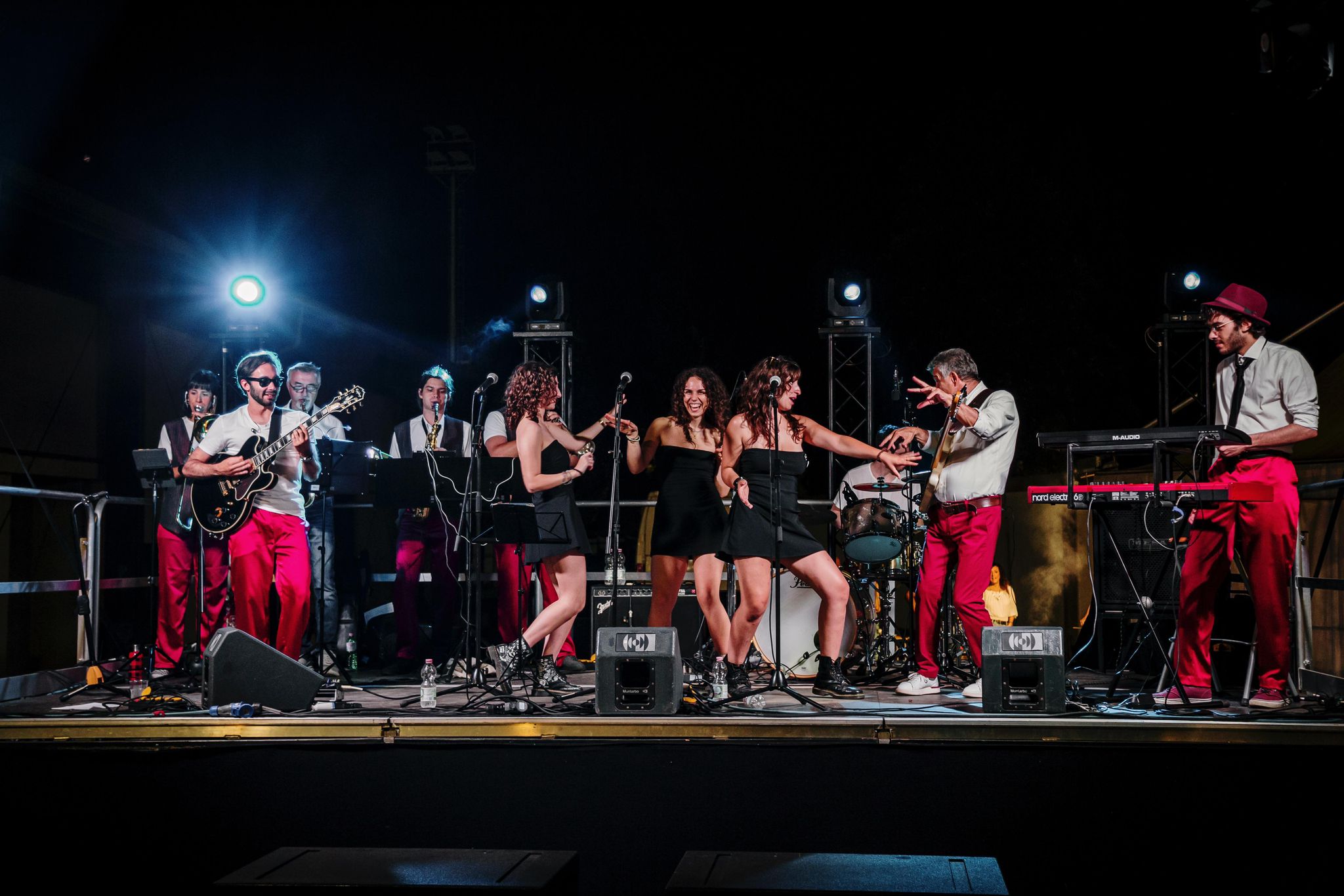 Undici artisti, un'unica ritmica: al Molo Wunderkammer si esibiscono i Funky Strike. 1