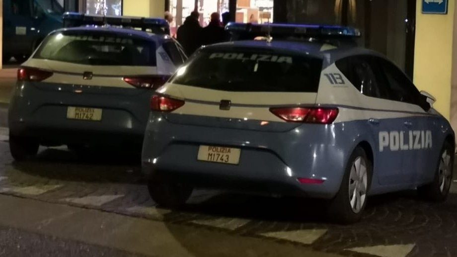 Fuggono senza saldare il conto di 140 euro. Inseguiti, aggrediscono il cameriere. 1