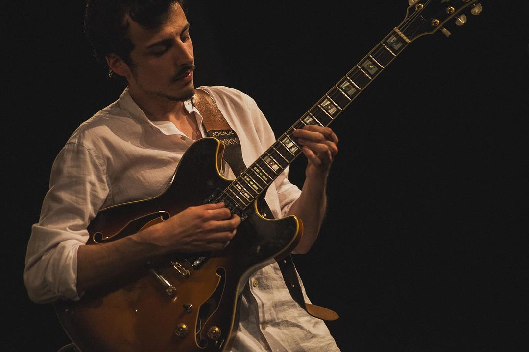 Giovanni Campagnoli, musicista di chitarra originario di Ferrara, partecipa a Umbria Jazz. 1