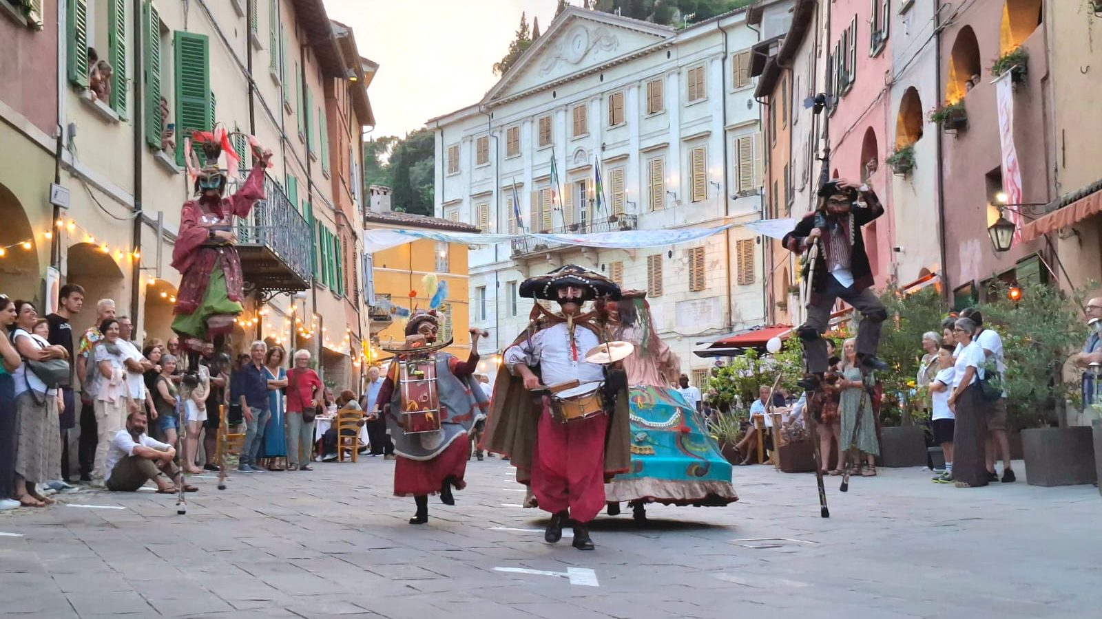 Il rinomato evento Fiesta del Teatro Due Mondi si svolgerà a Cento. 1