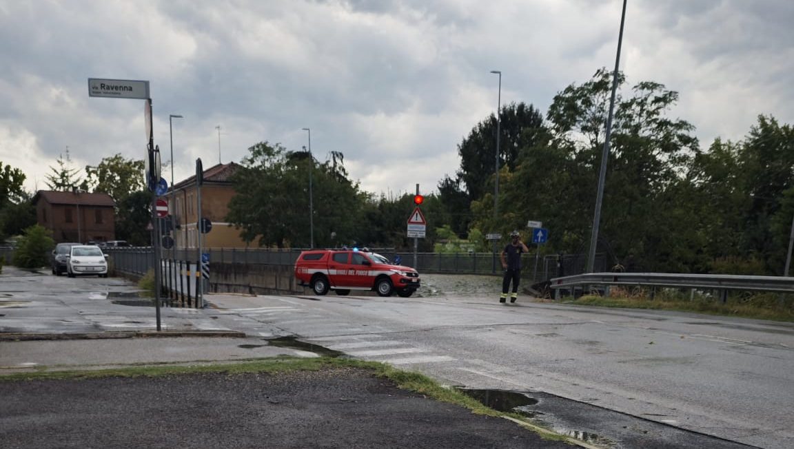 Maltempo, Ferrara in difficoltà. Inondazioni, incidenti e alberi abbattuti. Maltempo, Ferrara in difficoltà. Inondazioni, incidenti e alberi abbattuti. 30