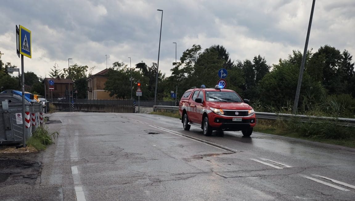 Maltempo, Ferrara in difficoltà. Inondazioni, incidenti e alberi abbattuti. Maltempo, Ferrara in difficoltà. Inondazioni, incidenti e alberi abbattuti. 28