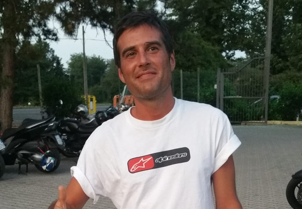 Motociclista deceduto in collisione con un'auto in zona vietata. L'imputata: “Stavo parcheggiando come gli altri” 1