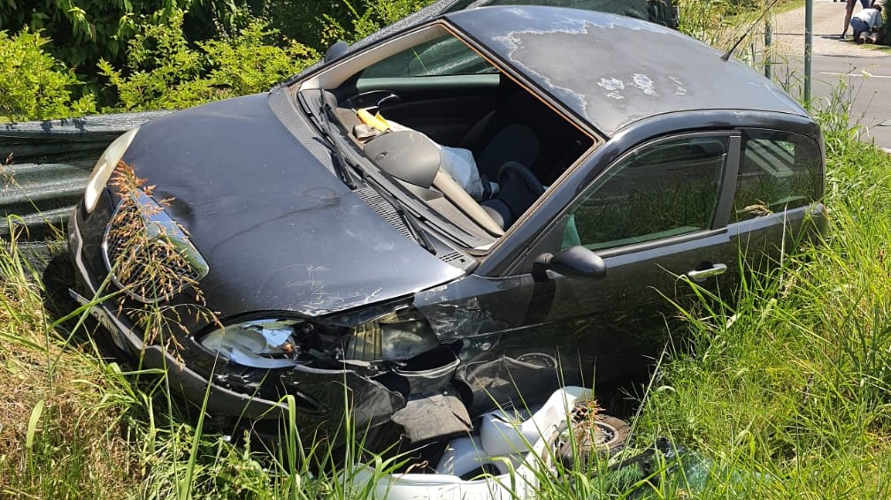 Motociclista ferito dopo essere stato investito da un'auto. 1