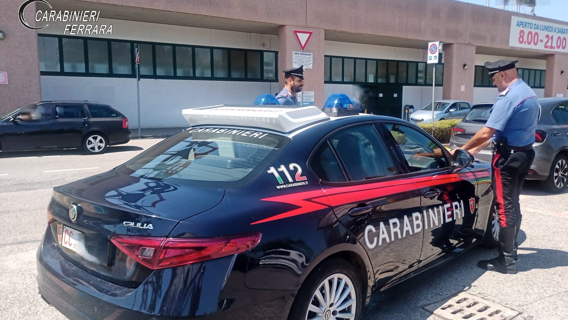 Nasconde un alcolico nei pantaloni e aggredisce il vigilante e il vicedirettore. 1