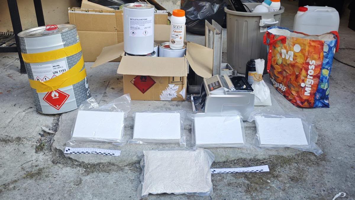Operazione della Polizia di Stato contro il traffico di stupefacenti, tre persone fermate con quasi cinque chilogrammi di cocaina. 1