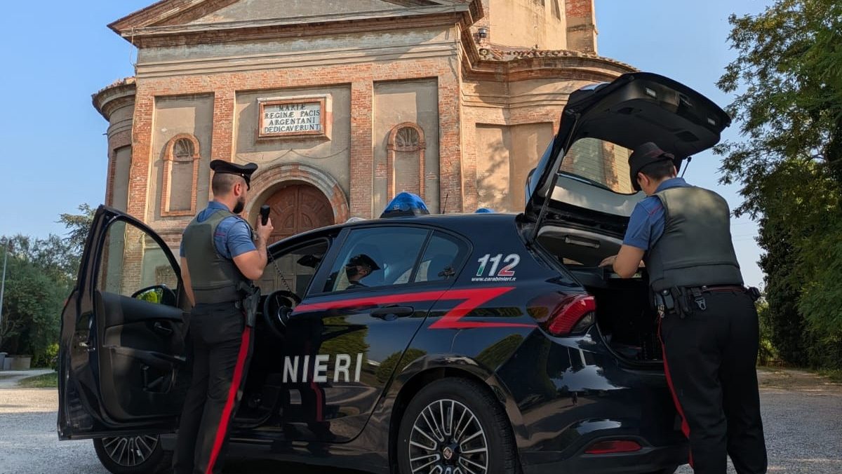 Scappa nei campi e attacca i carabinieri: un uomo di 42 anni arrestato. 1