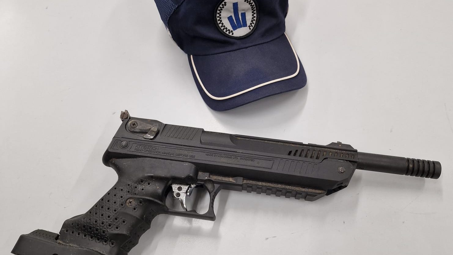 Si addormenta con la sigaretta accesa, scoppia un incendio domestico: denunciato per possesso di arma non conforme. 1