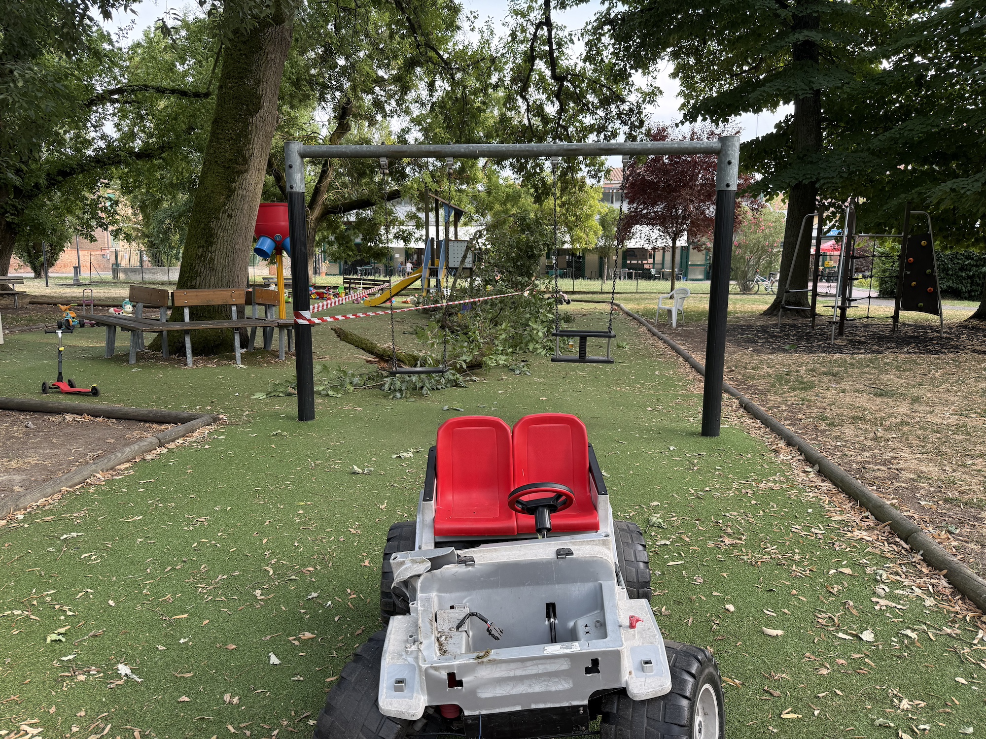 Un grande ramo si stacca in viale Orlando Furioso, tre bambini sfiorati. Un grande ramo si stacca in viale Orlando Furioso, tre bambini sfiorati. 17