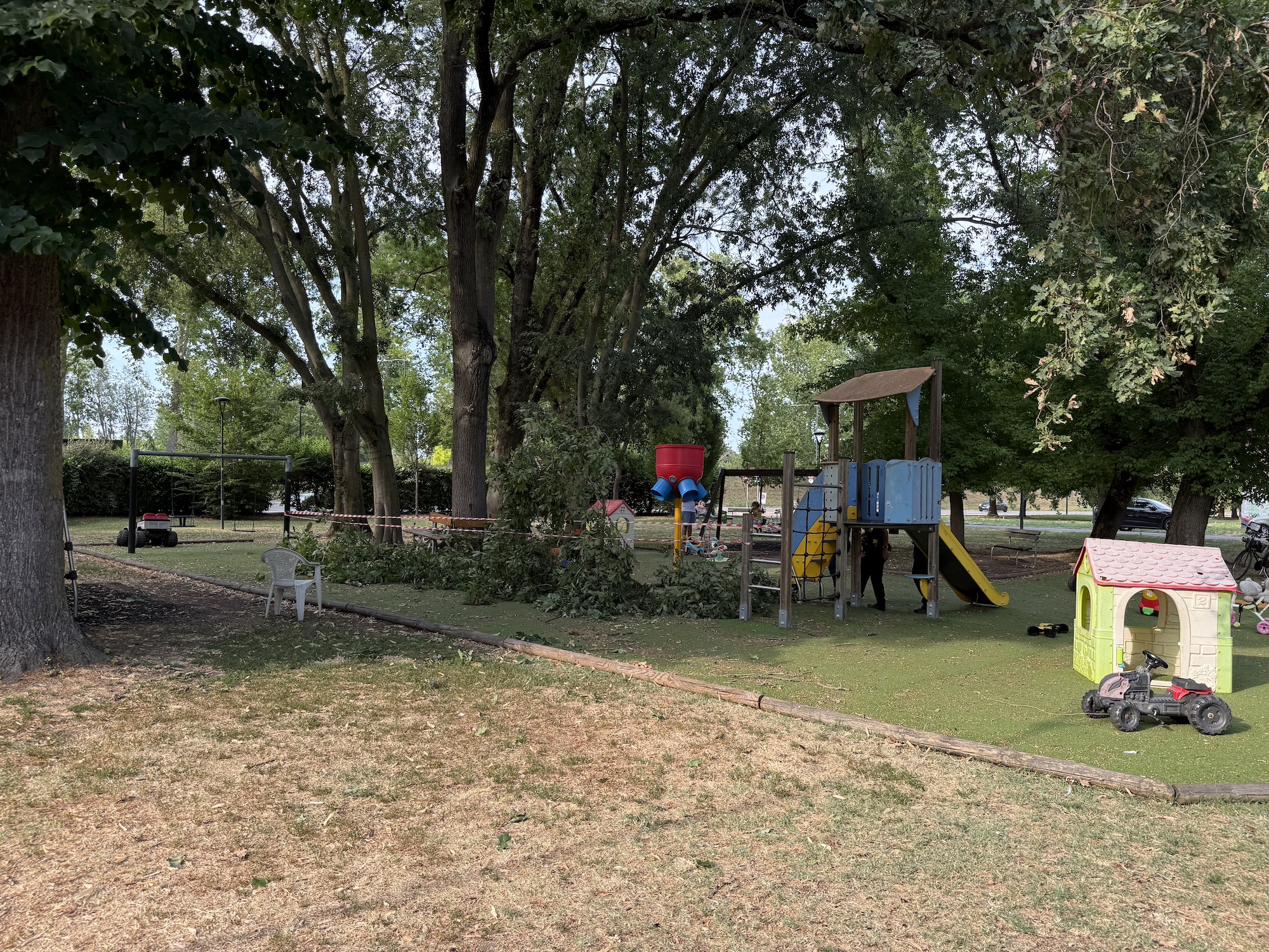 Un grande ramo si stacca in viale Orlando Furioso, tre bambini sfiorati. Un grande ramo si stacca in viale Orlando Furioso, tre bambini sfiorati. 14